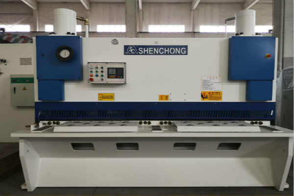 無錫神沖數(shù)控剪板機.jpg 無錫神沖數(shù)控剪板機.jpg