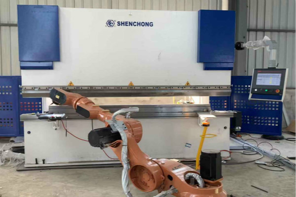 6軸數(shù)控折彎?rùn)C(jī)裝6軸機(jī)器人安裝中 6軸數(shù)控折彎?rùn)C(jī)裝6軸機(jī)器人安裝中