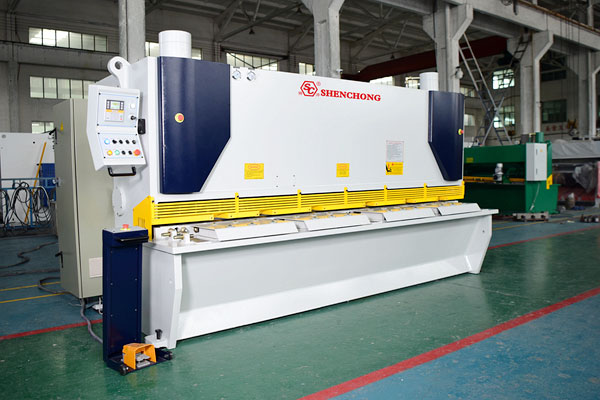 高精度數(shù)控剪板機側(cè)視圖