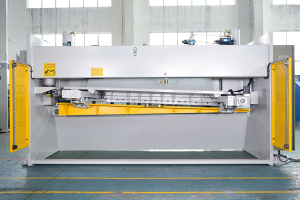 全數(shù)控高精度剪板機后視圖